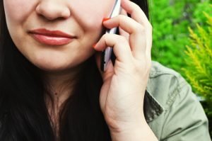 Jakie są różnice między podsłuchem procesowym a pozaprocesowym?